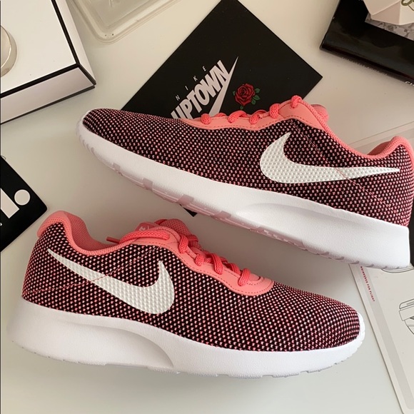 pink nike tanjun shoes